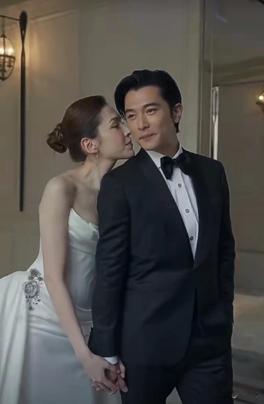 邱泽与许玮甯因主演电影《当男人恋爱时》结缘，从银幕情侣发展为真实伴侣，于2021