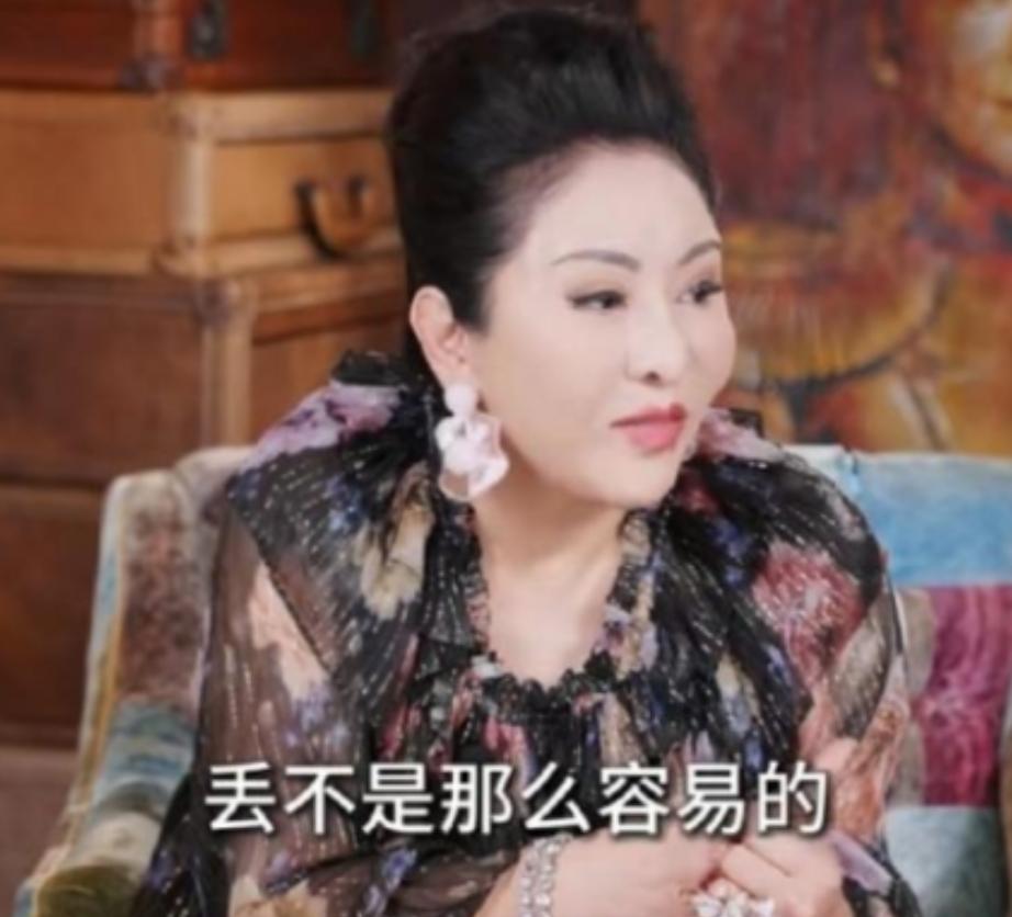 向太陈岚奉劝大家千万不要移民美国，因为她有很多朋友这几年都想离开美国回来，但头疼