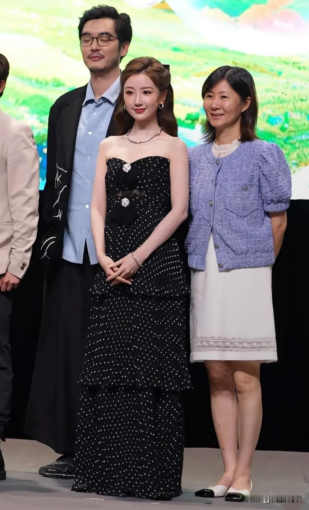 毛晓彤在香港出席活动，这美得有点过分了啊，让人眼睛都不舍得眨一下！穿着一身抹胸