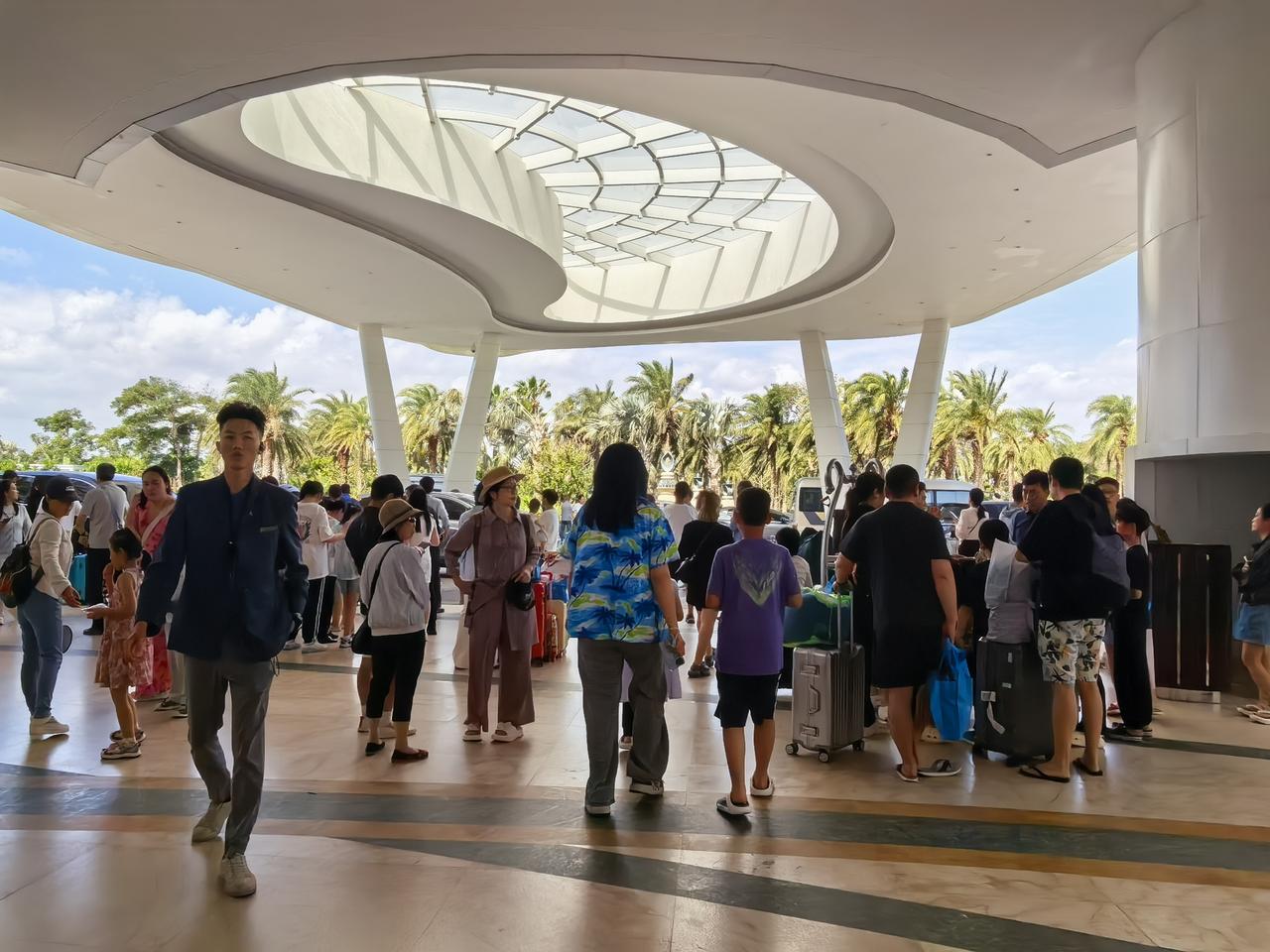 三亚七星级酒店爆满，人头攒动像菜市场。一走进亚特兰蒂斯，真的让人头懵，偌大的酒