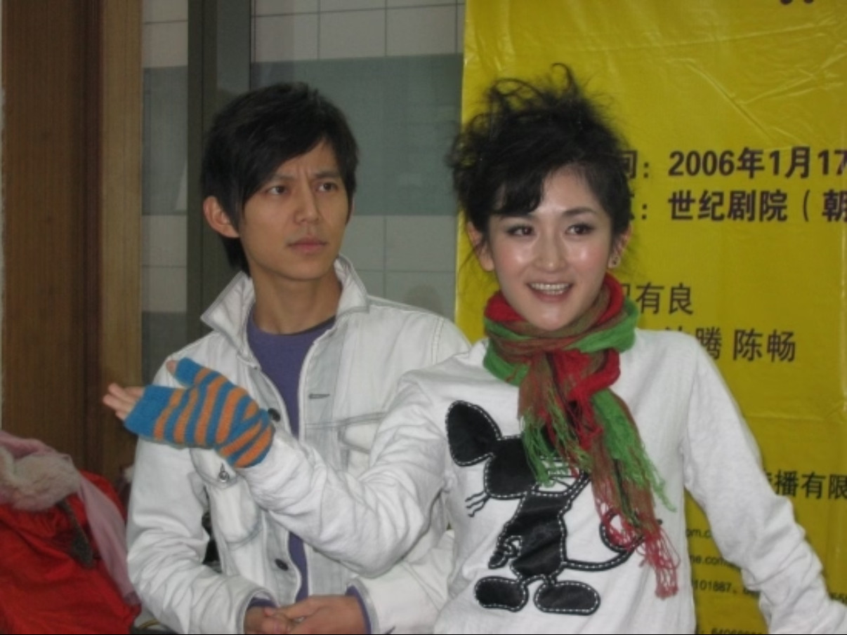 谢娜拿专辑换手表2006年，娜娜就这样站在北京国贸门前宣发一起来考古回忆那些年的