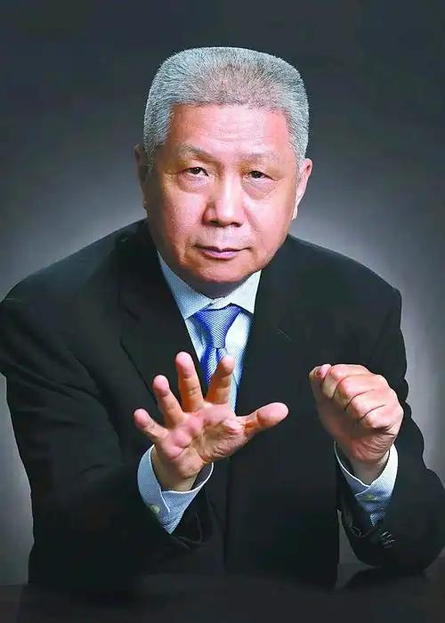 一位情感专家说：“人老了也需要性的，有时候男人身体不行了，眼睛，心里还惦着。男