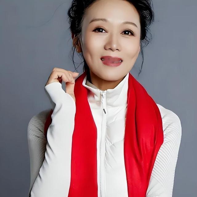 同岁不同命！看马兰吴琼现状才懂婚姻改变人63岁马兰吴琼同框对比：婚姻这把刀，