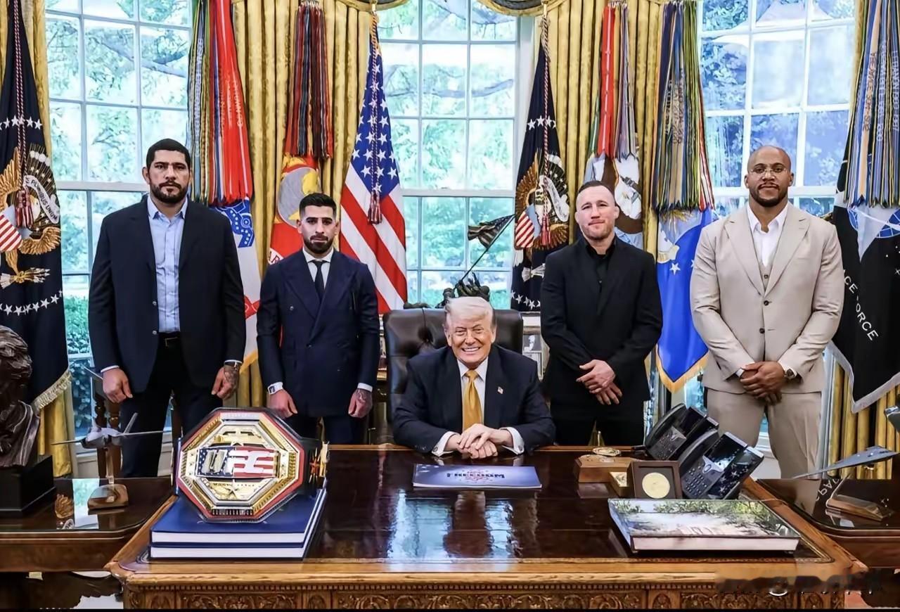 做总统的感觉就是好，尤其是在白宫的总统办公室内，时时刻刻是众人围绕的核心，最重要
