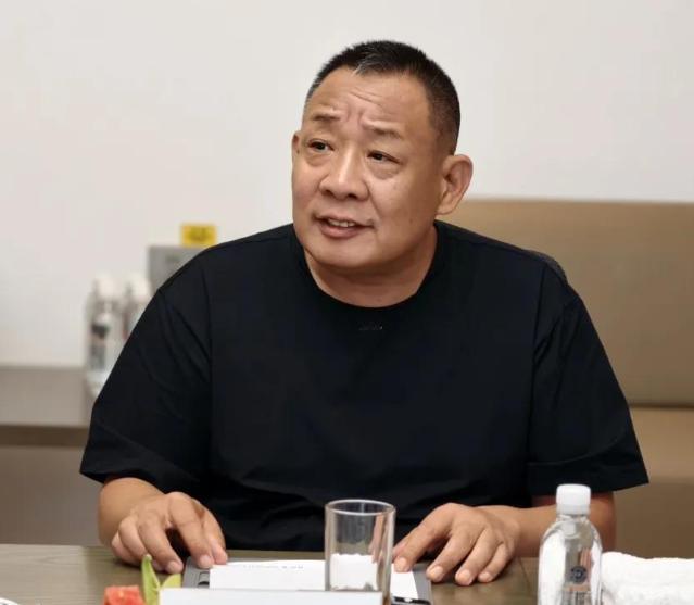 于东来当众手撕国产企业暴利乱象！同款产品，出口美国定价仅8000，转头卖给国内普