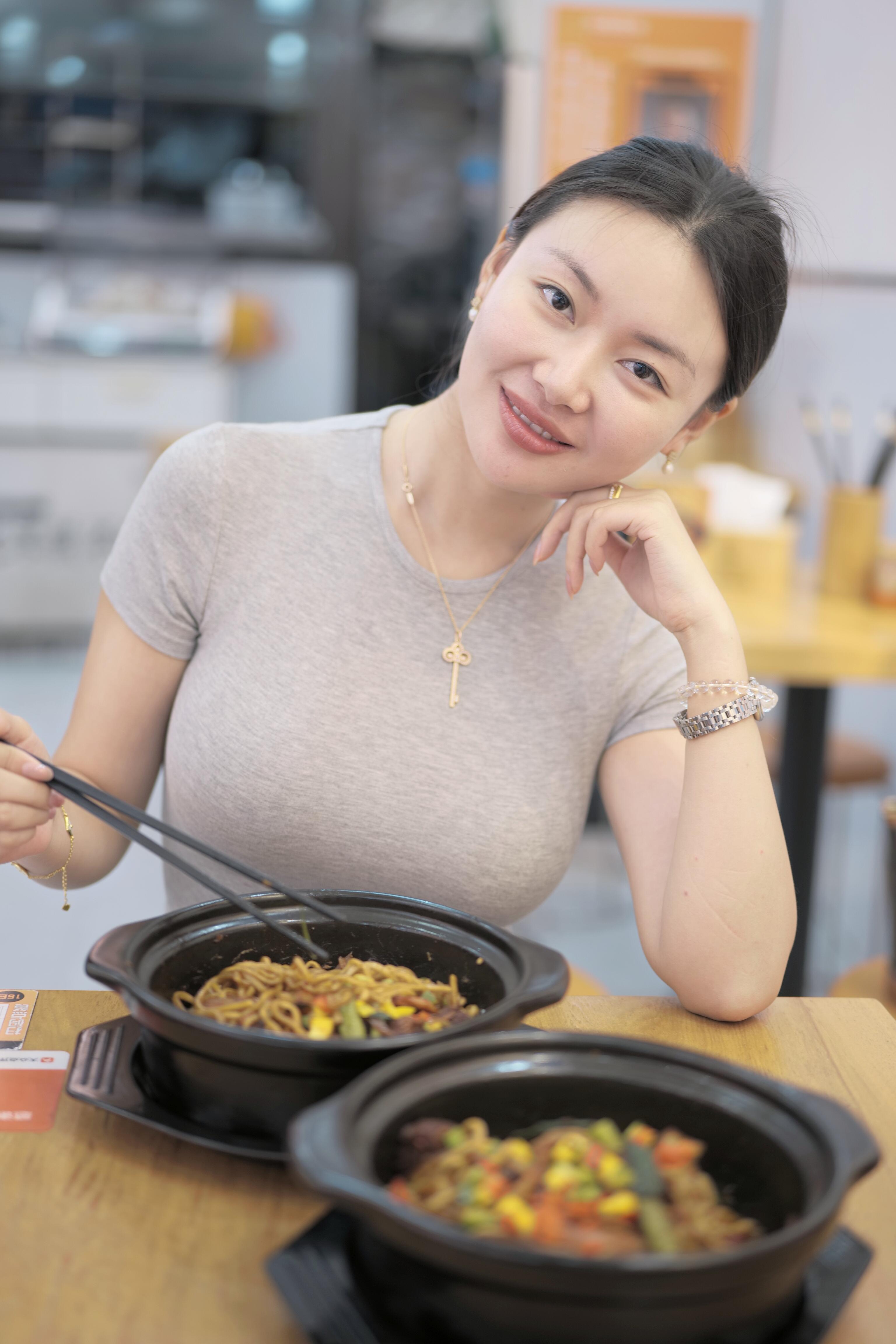 吃完中午餐，去读书馆看书。