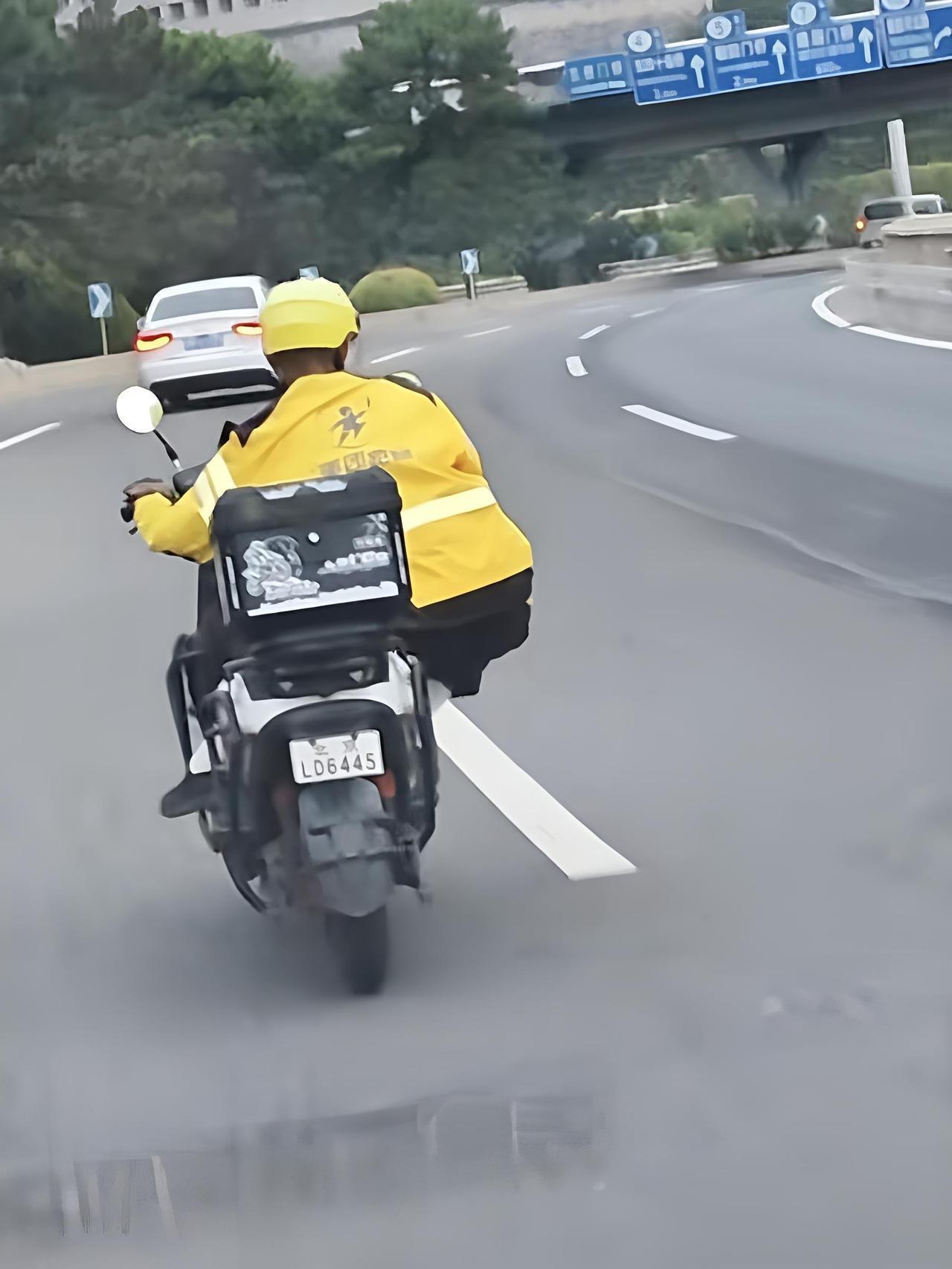 北京二环主路上，一外卖小哥骑着电动车，跟赛车似的压弯高速穿梭，那叫一个惊险！说实