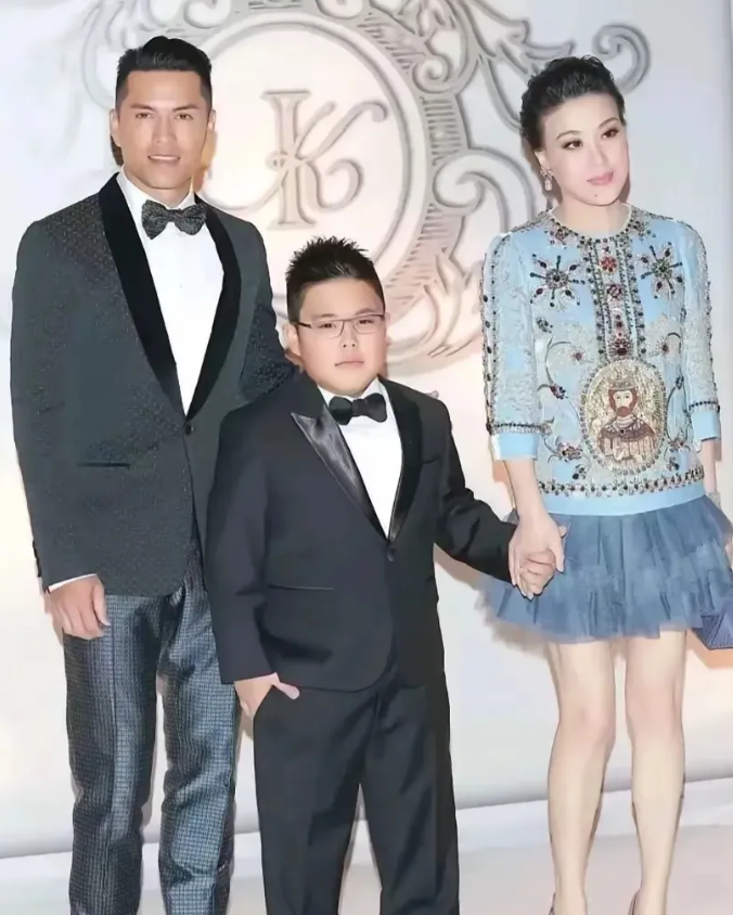 吕良伟的三口之家好温馨，吕良伟老婆长的太惊艳迷人了，儿子胖嘟嘟的一个小帅哥，小西