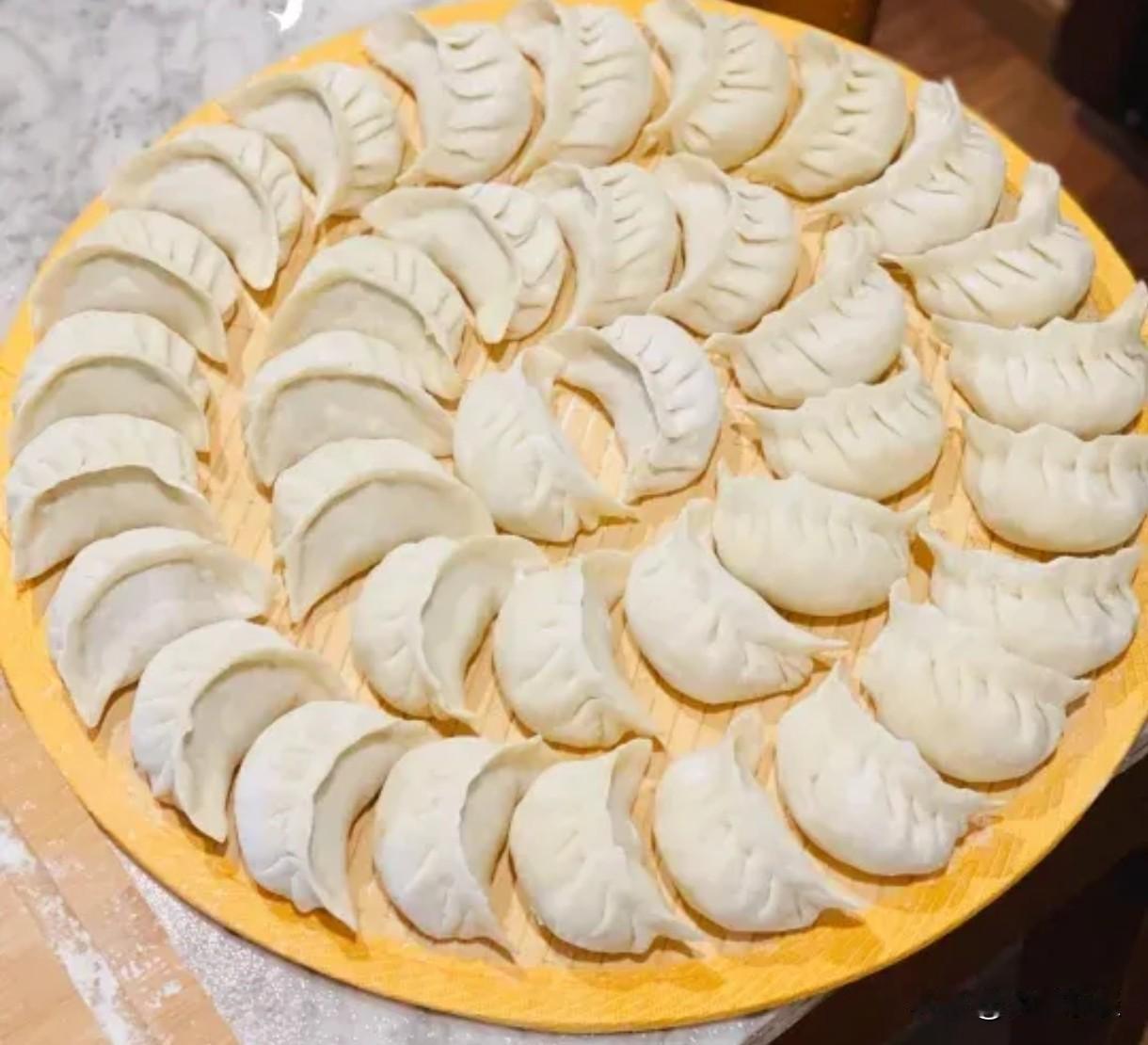 今天新年，习惯包饺子吃。剁馅，肉馅，酸菜，叮叮当，叮叮当……结果邻居敲门了，说她