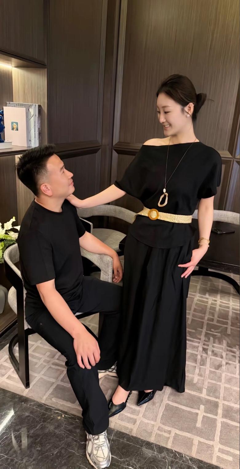 陈亚男和帅气的未婚夫大鹏，一天不出来露个面，我觉得她都会很难受。自从订完婚，