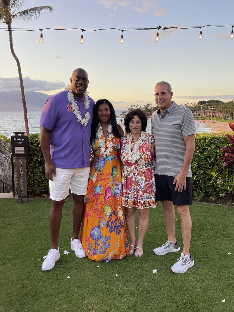 朗·罗森还提到，魔术师会留在湖人，但目前还没有给他安排任何正式头衔。