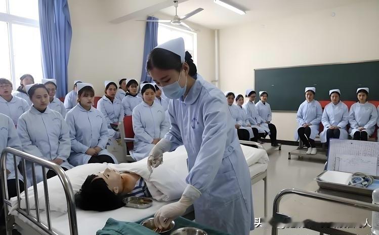 我侄女大专护理专业毕业，在三甲医院实习，一个月一轮科室，轮完八个科室，医院给盖章