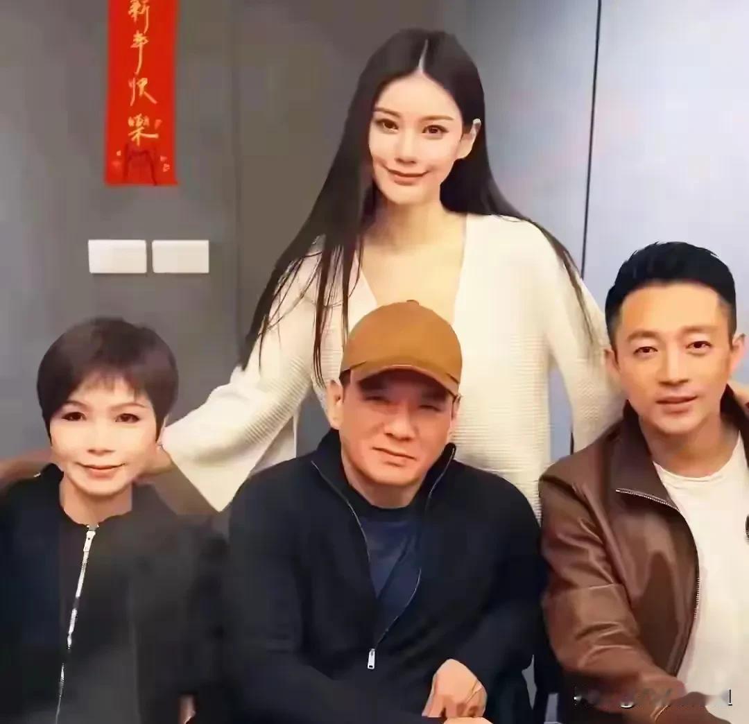 婚礼现场，马晓梅父母和张兰坐在台下潸然泪下。这些泪水里，藏着太多复杂心绪——曾看