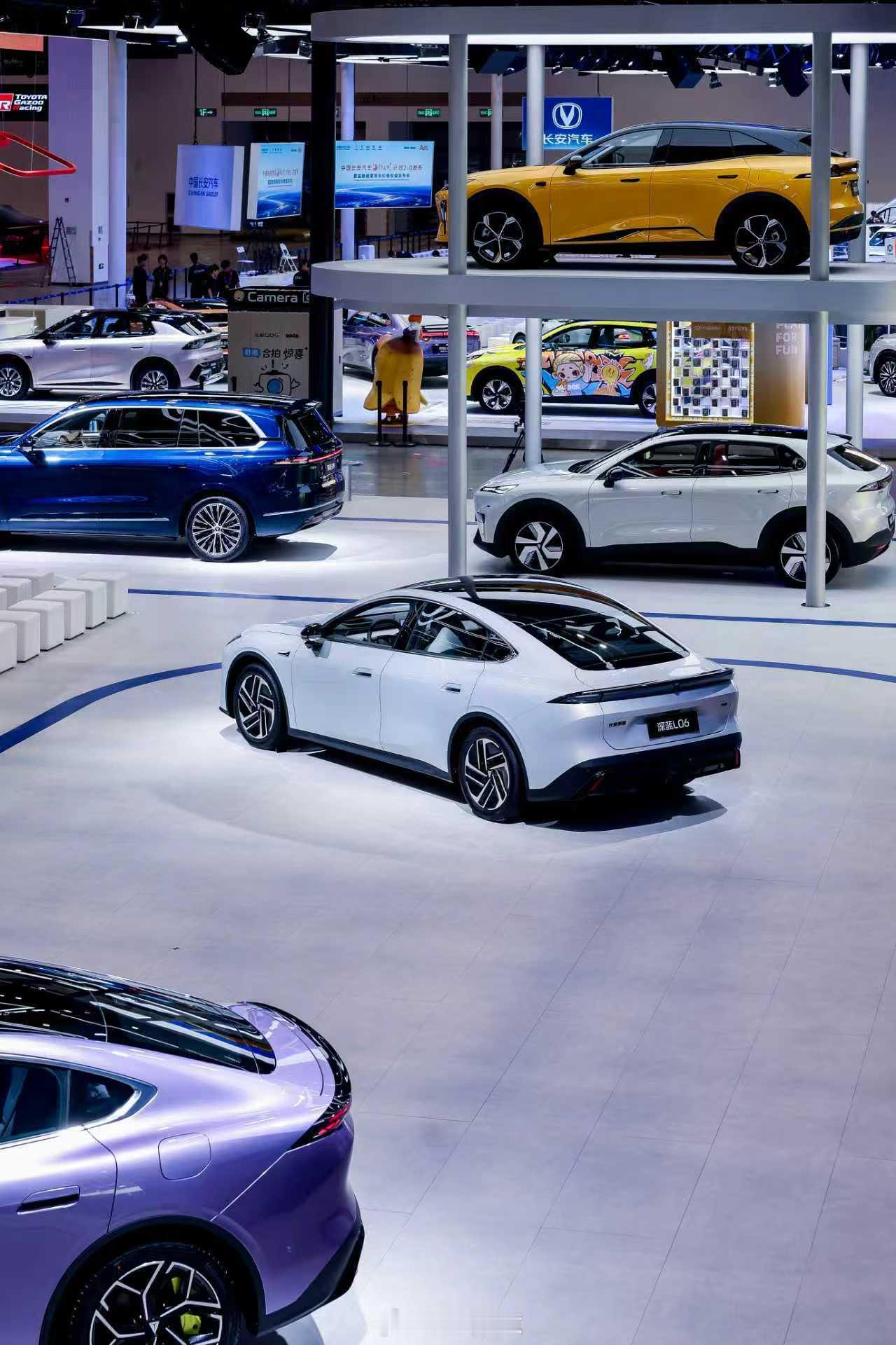 科技深蓝智领全球北京车展上，深蓝L06带着Max版本杀进来了。超前的外观和同级