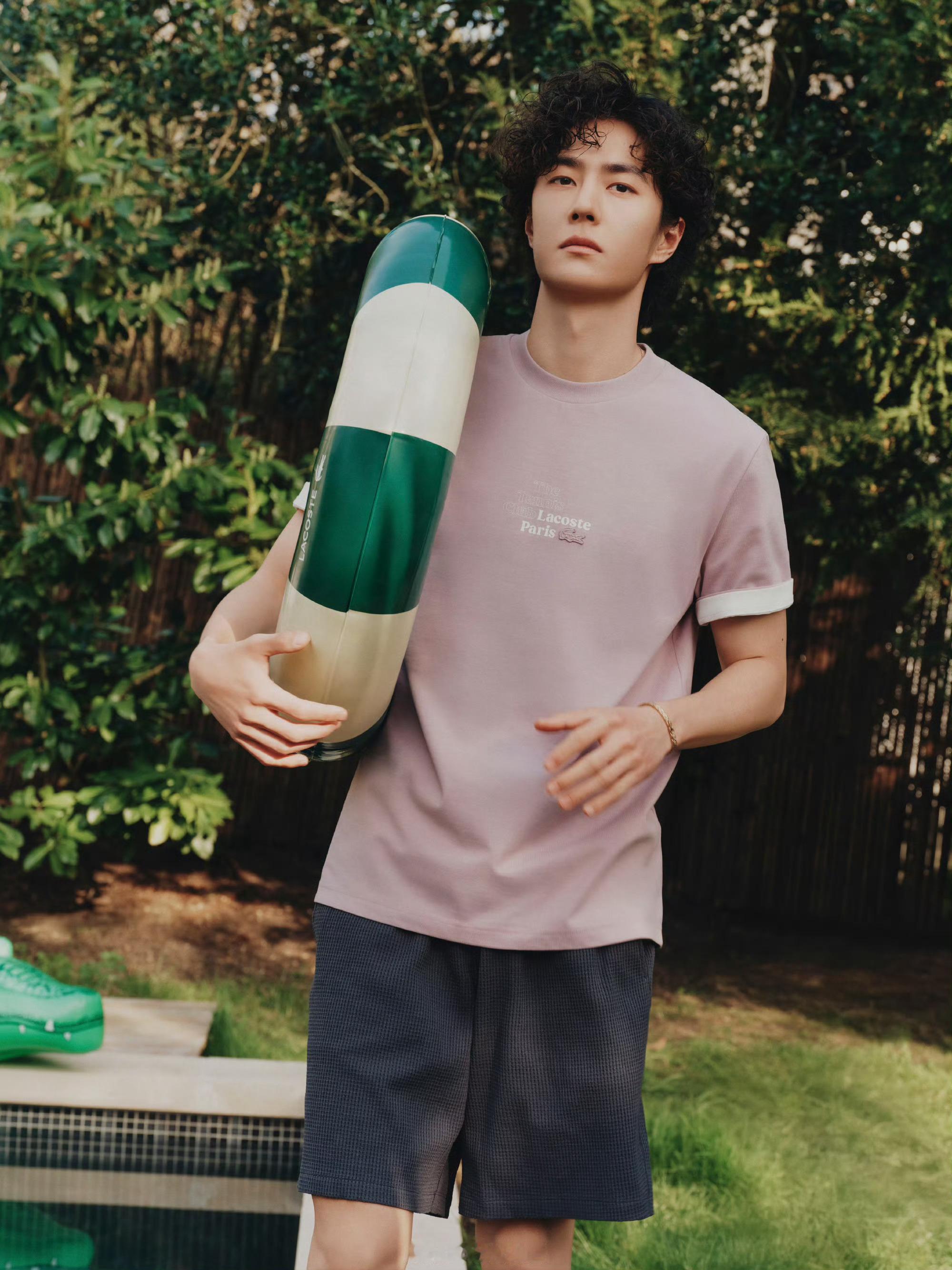 感觉LACOSTE法鳄的商业价值与视觉体系被王一博拉高了不少——数据显示:自20