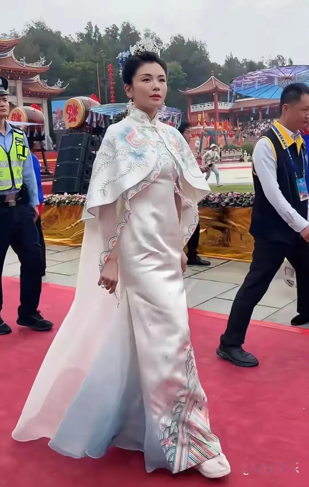 近日，46岁的刘涛以神女造型惊艳亮相妈祖生辰大典，瞬间成为全场焦点。她身着一袭白