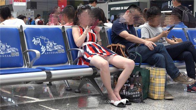 公共场合，这个姿势合适吗？姑娘，你把火车站候车室当家了吧？