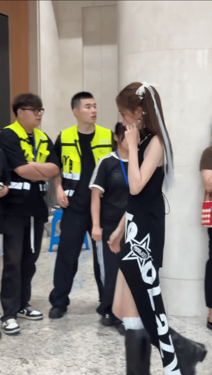 张予曦挑染双马尾张予曦选择挑染双马尾造型，不仅凸显出她精致的五官，又甜又酷的气质
