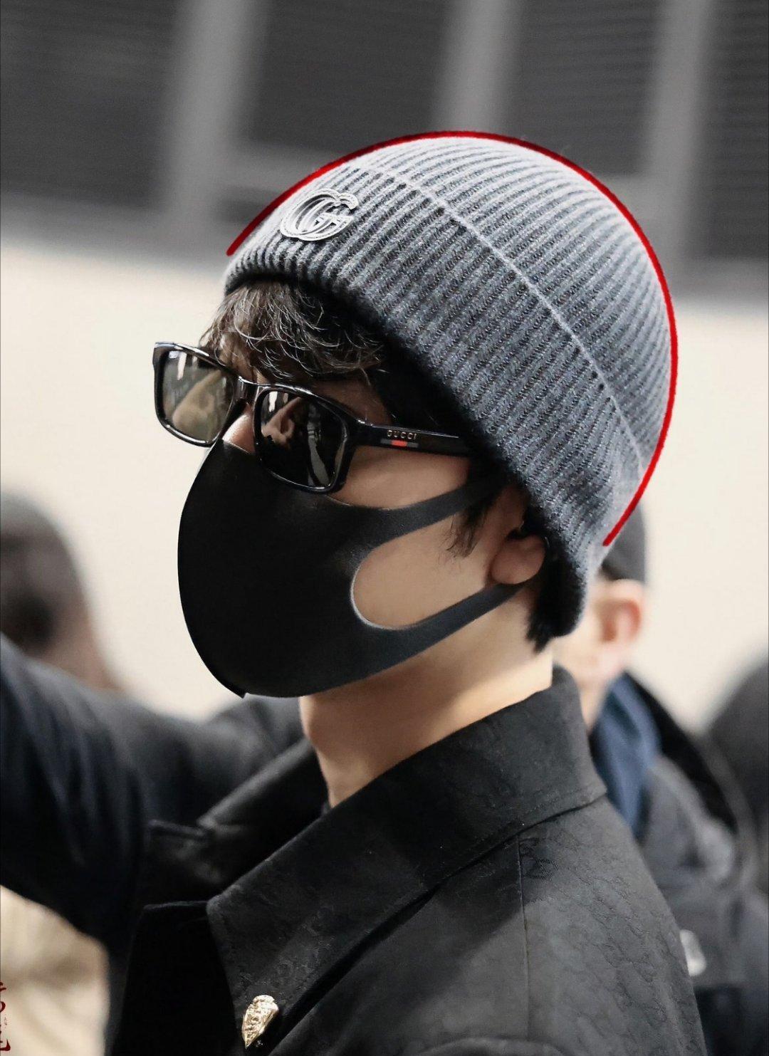 他刚在机场被拍到全身GUcci，下一秒出现在秀场就换上了Tod's。你以为这是