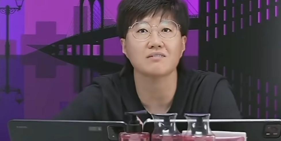 郭焱这次点评就温和的多了，她对裁判关提醒莎莎发球的问题上提出了自己的看法。她认