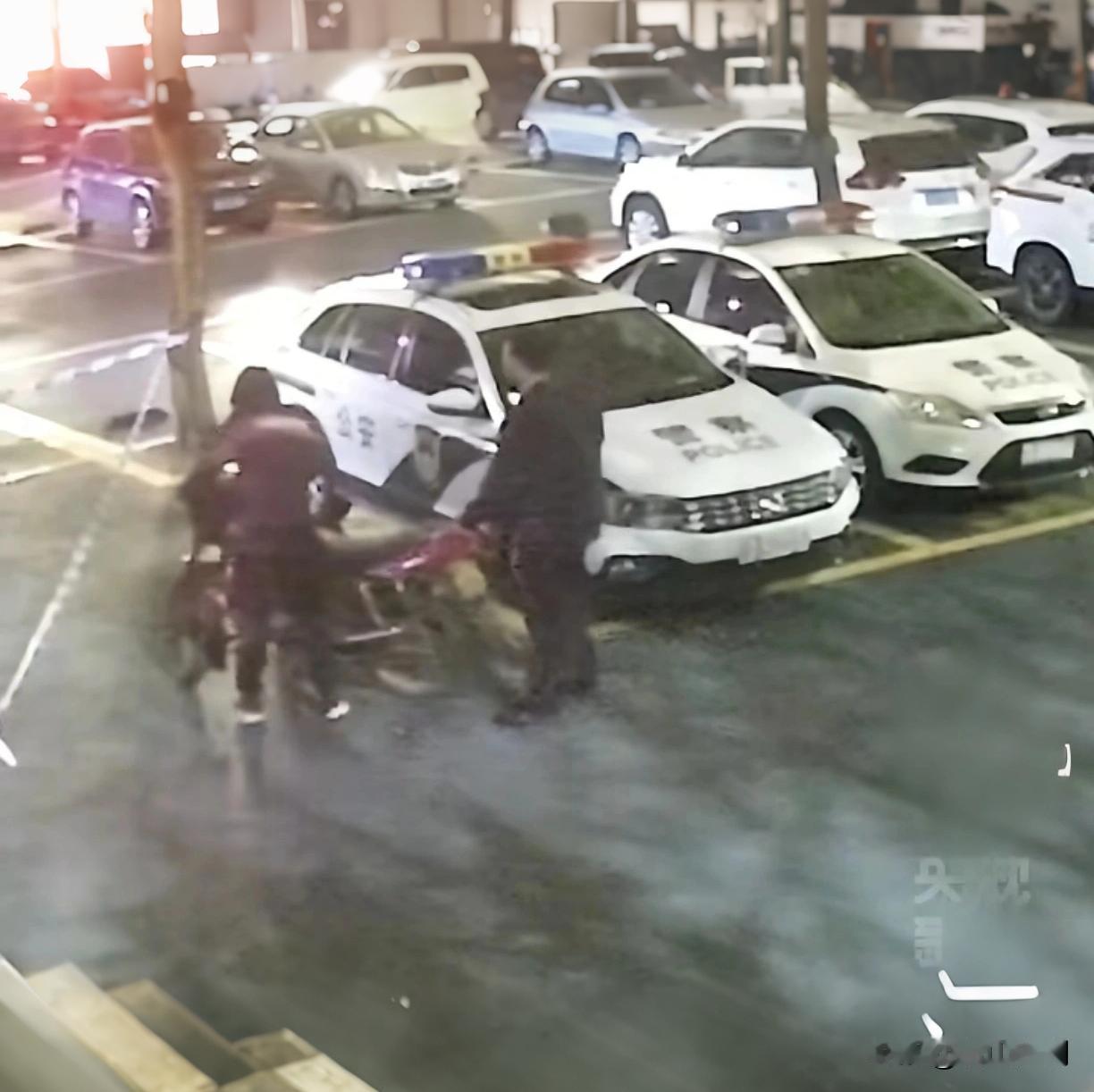凌晨3点重庆街头，他推个摩托想“瞒天过海”，却遇上了下班没“掉线”的民警！凌