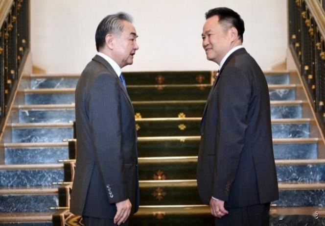 王外长与泰国首相阿努廷会面时互赞对方“帅气“，看似轻松打趣，也是外交场上的“情商