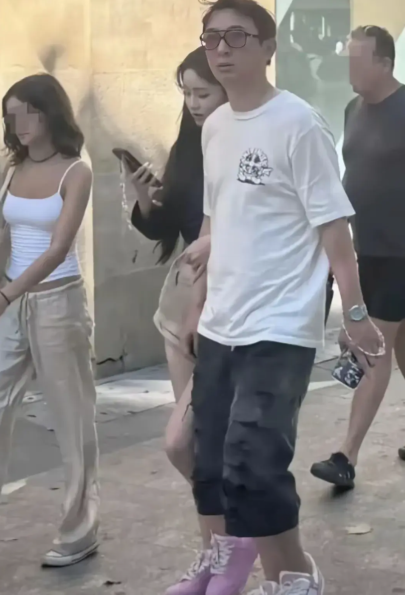 网上曝光了王思聪，追女生的一些手段跟套路。黄一鸣爆料。王思聪先是给她刷了十个嘉