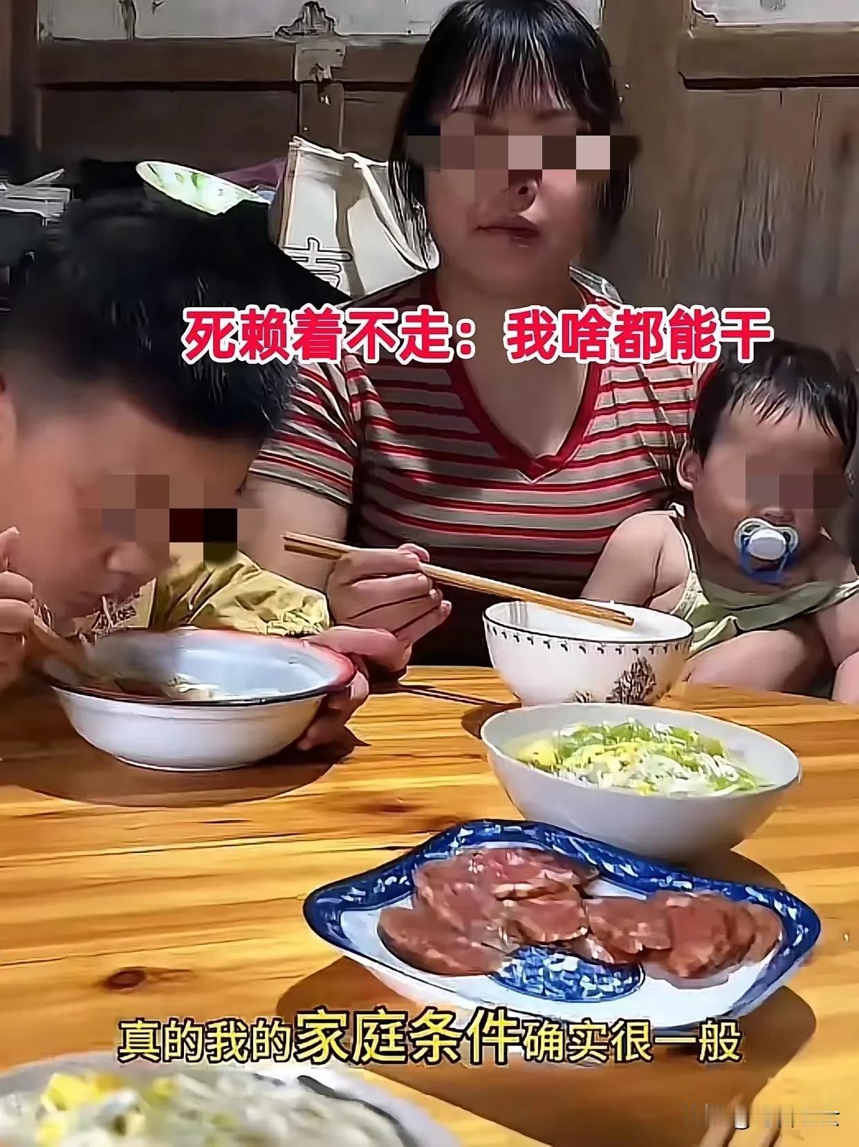 最近四川有个男的碰上怪事。媒人介绍对象说是离过婚的不用给彩礼，女方自己上门了。谁