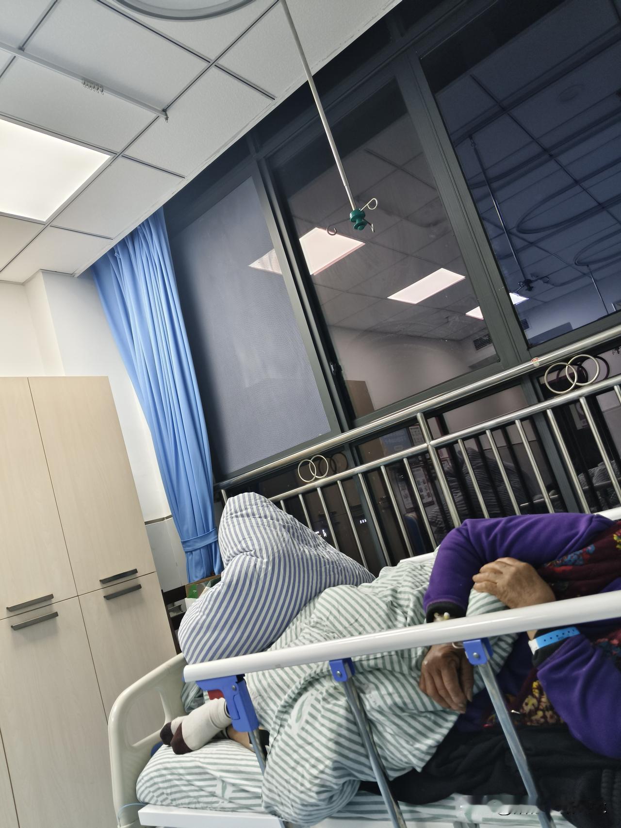 今日，我妈糖尿病又住院了，走不了路，需要人扶。这几天，也就我一个人在医院守