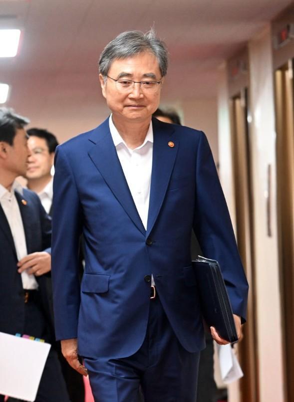 韩媒：总统室、外交部回应赵显