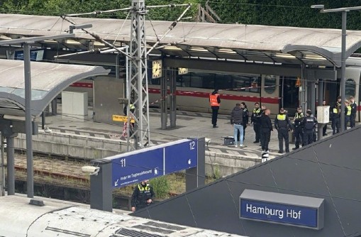 德国汉堡火车站发生持刀袭击事件17人受伤