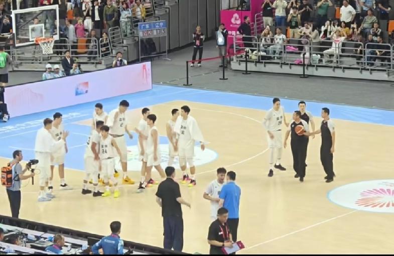 看到一个小细节足以见证赵睿是真的情商高！在辽粤大战结束后其他球员相互交流阶段