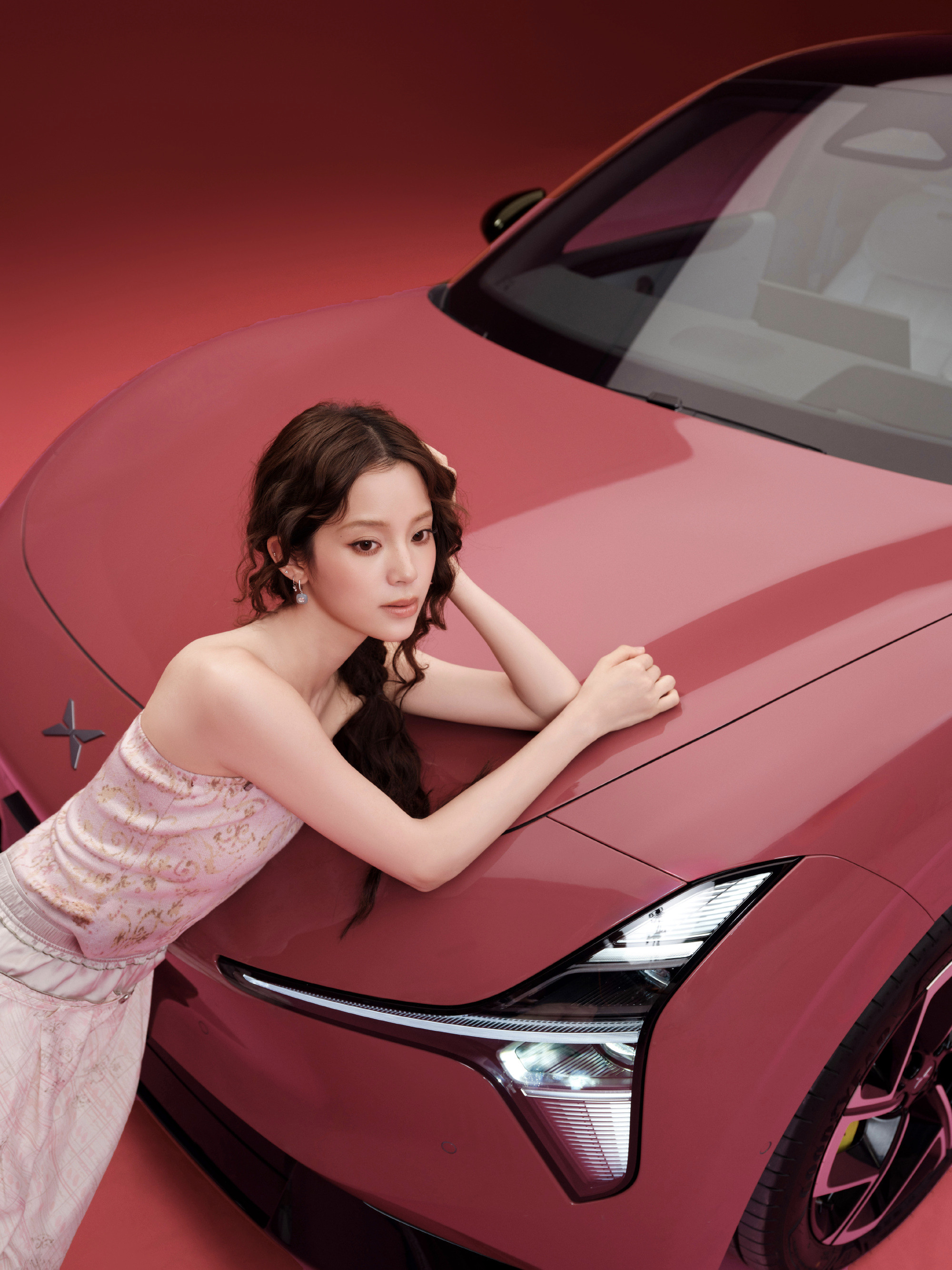 欧阳娜娜给年轻人种草乌梅子酱MONA非常有时尚感的颜色，很懂年轻人的审美，娜比