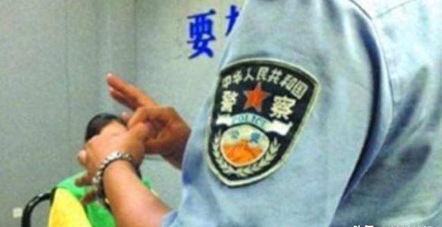 1998年天津，七名女高中生在宿舍离奇死亡，而唯一的幸存者孙亚宇全程目睹，却未施