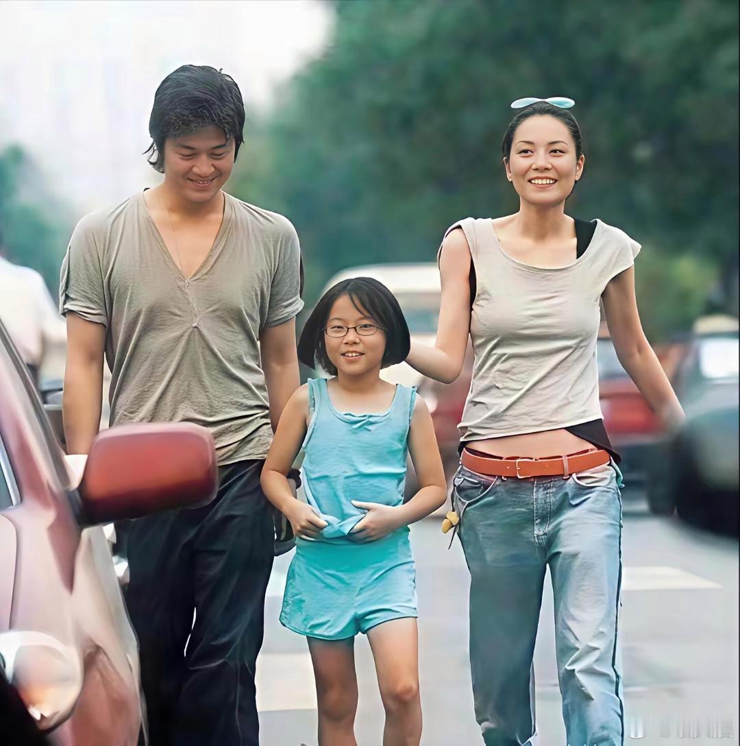 翻看当年王菲、李亚鹏一家三口的旧照，画面里三人笑得格外开怀，眉眼间满是藏不住的温