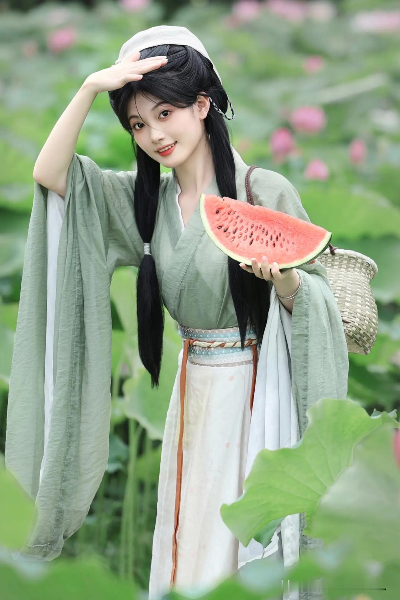 夏日荷塘，清新古风少女，手持西瓜，笑靥如花。荷风汉服少女甜系古风少女古风少女