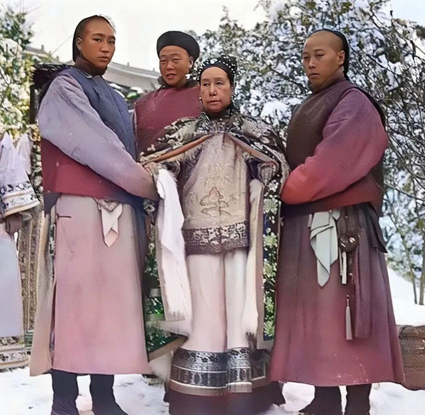 这是慈禧太后和宫中人等在万寿山赏雪的一张留影老照片，拍摄于1903年。这不是演戏