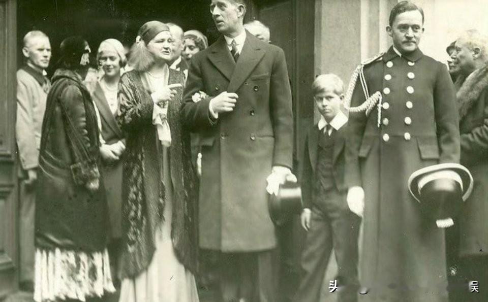 1931年，9岁的爱丁堡公爵菲利普亲王出席三姐姐塞西莉的婚礼！那时的菲利普虽然