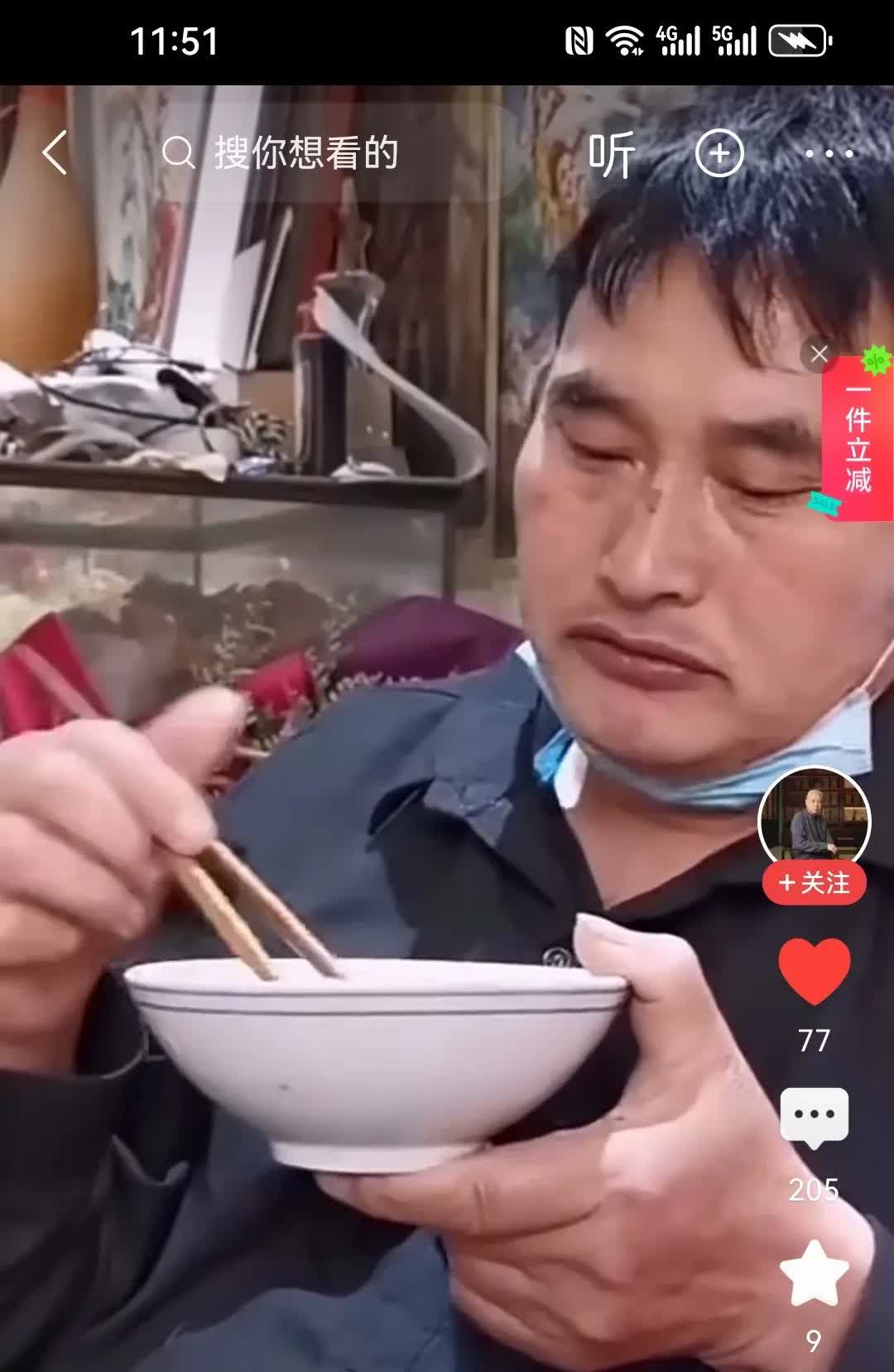 诚恳奉劝大衣哥，不要什么都让别人拍，比如，吃个饭也在拍，别人拍你可以拒绝呀！因为