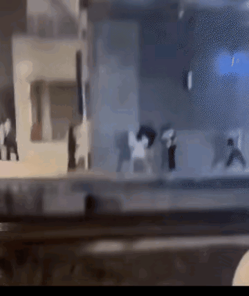 白色百褶裙小仙女都这么任性吗？一位小仙女直接跳进火车站铁轨上，这是要逼停火车的