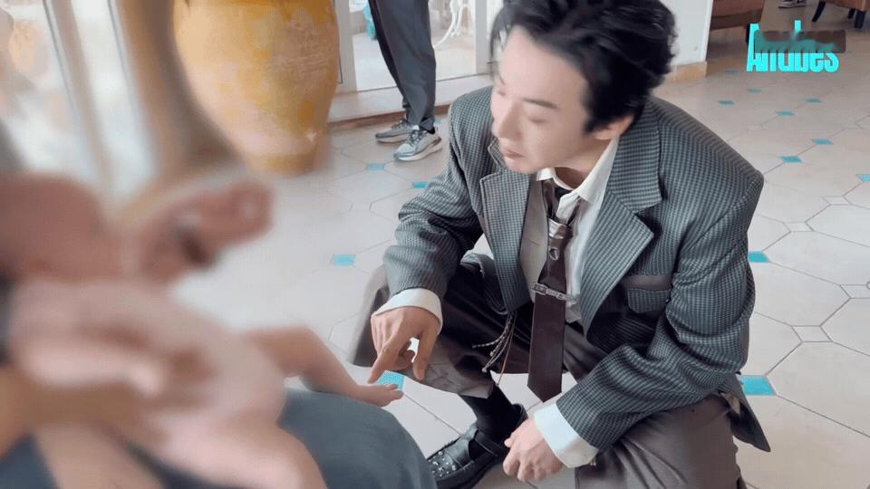 刘宇宁逗小宝宝好温柔刘宇宁哄娃的动作简直像对待易碎品一样温柔！这种刻在骨子里的