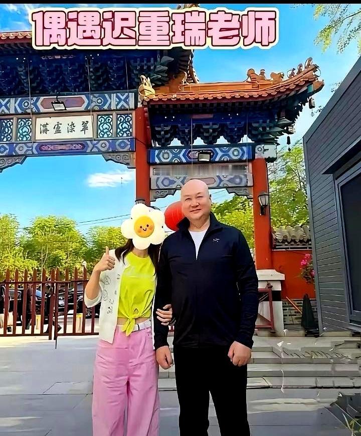 谁说人生到这个年纪就该“收尾”了？这两位最近的状态，反倒像是把日子过成了开了暖