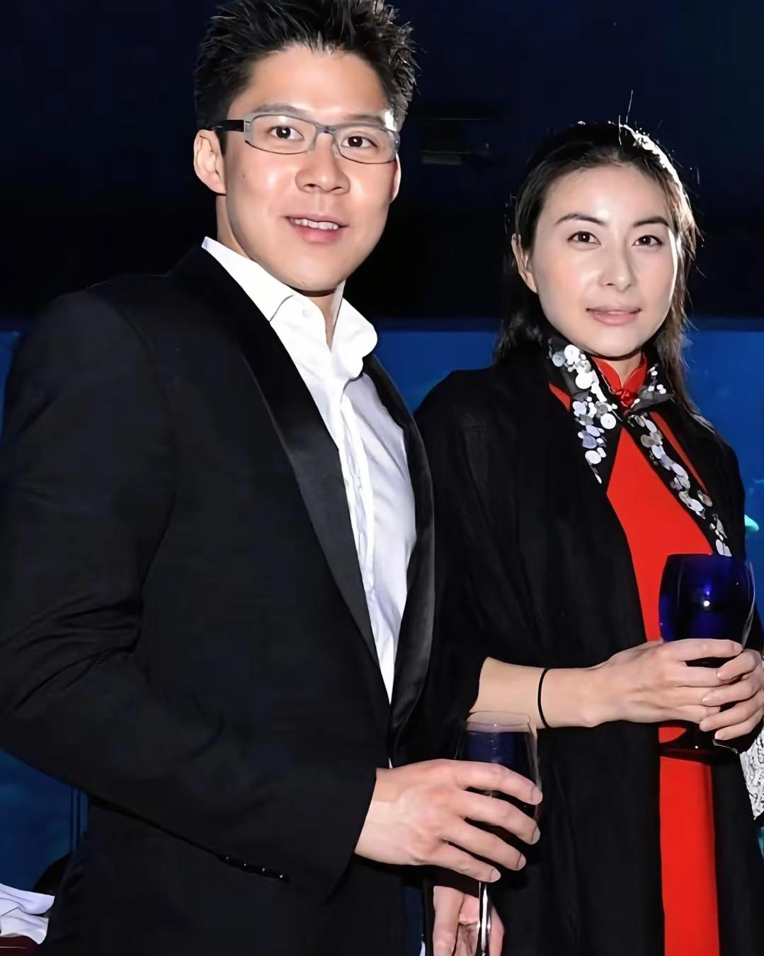 郭晶晶的婚姻能成佳话，从来不是因为豪门光环，而是藏着最珍贵的精神同频！香港