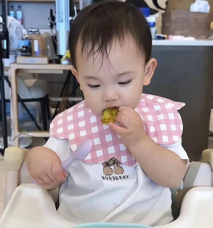 张檬儿子吃饭萌照刷屏，16个月Dylan长腿随爸，网友：这耳朵格外有福气​​​