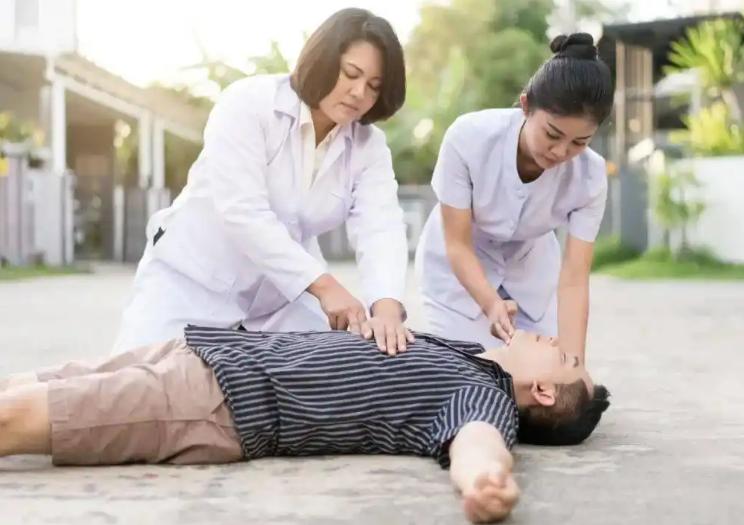 70岁阿姨因脑溢血去世，医生警告：这3样食物，血管难以承受！听到一位70岁的
