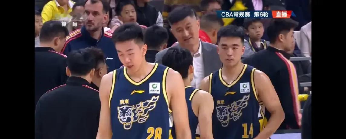 别再骂了，他被郭士强看中的真相，根本不在得分上。高诗岩6投0中，徐杰高效2