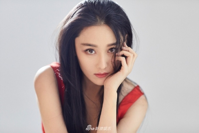 张馨予质感大片慵懒迷人眼神清澈温婉治愈明星