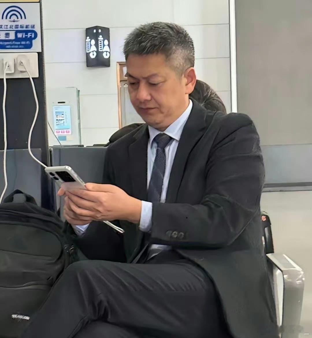 果然体制内的人就是有特殊的气质一眼就看出来