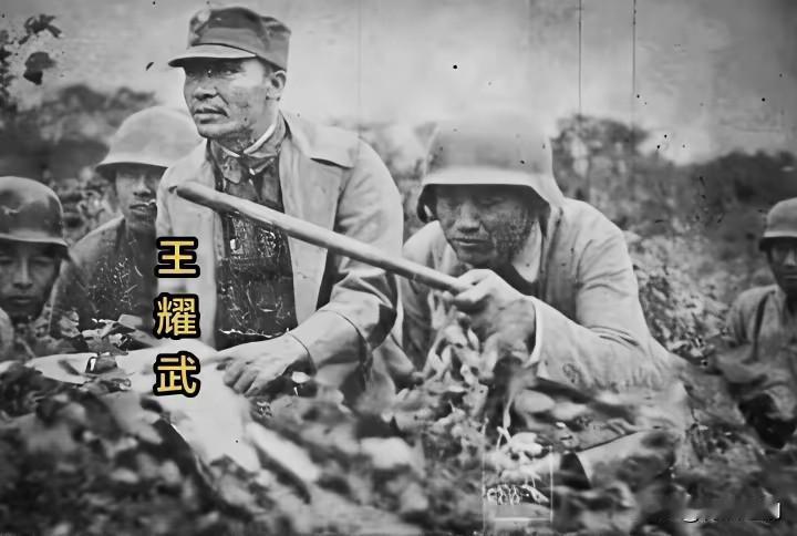 1937年淞沪战场上的王耀武师长亲临前线，指挥若定，痛歼日寇谁能想到，此时