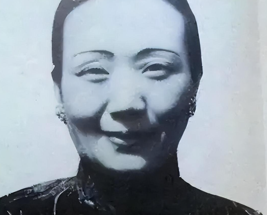 1879年，浙江巡抚谭钟麟喝多了，看府上丫鬟李氏身材婀娜，一时兴起抱回房，事后竟